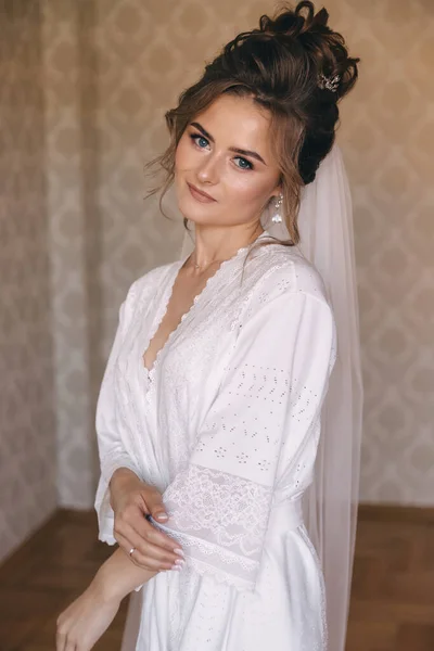 Портрет Свадебной Прически Невесты Шикарная Молодая Женщина Белом Платье Дома — стоковое фото