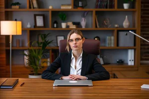 Administradora Oficina Mujer Camisa Blanca Sentada Mesa Portátil Con Portátil —  Fotos de Stock