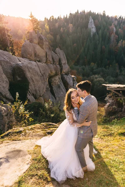 햇살을 받으며 신부와 껴안고 낭만적 순간들 결혼식들 산에서의 결혼식들 — 스톡 사진