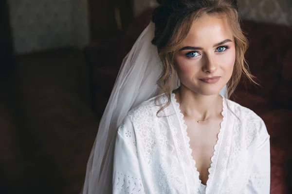 Ochtend Van Bruid Een Witte Badjas Met Een Sluier Kamer — Stockfoto
