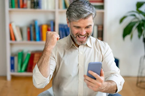 Mutlu Büyükbaba Akıllı Telefonu Tutuyor Gülüyor Sevinç Çığlıkları Atıyor Iyi — Stok fotoğraf