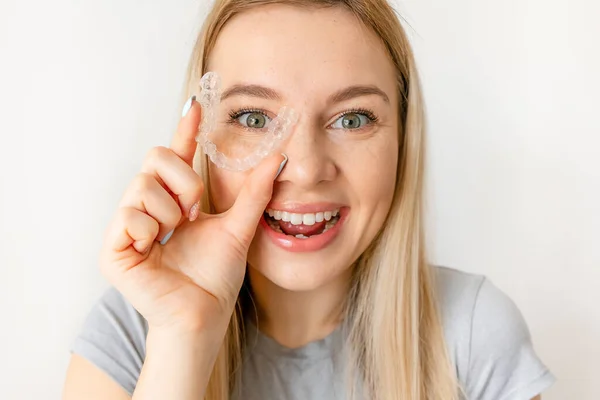 Gadis Ceria Memegang Gigi Aligner Ortodontik Untuk Gigi Koreksi Dengan — Stok Foto