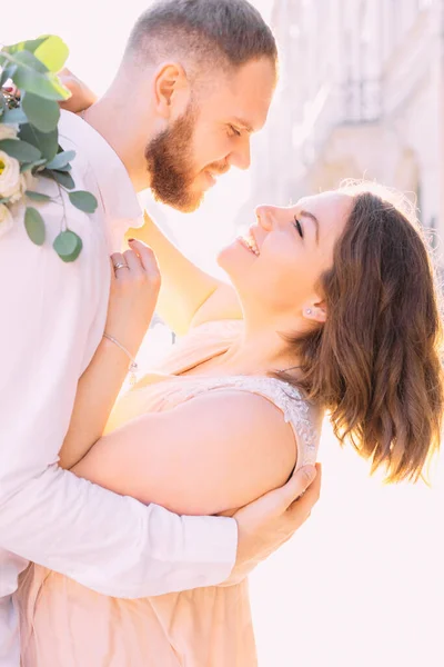 Schöne Braut Und Schöner Bräutigam Posieren Der Altstadt Vor Der — Stockfoto