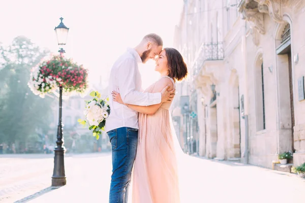 Recién Casados Caminando Día Boda Feliz Pareja Abrazándose Unos Otros —  Fotos de Stock
