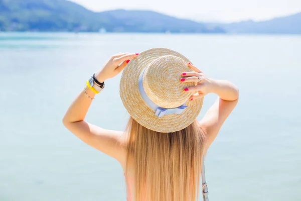 Junge Frau Entspannt Schönen See Urlaubskonzept Mädchen Hält Bootsführer Mit — Stockfoto