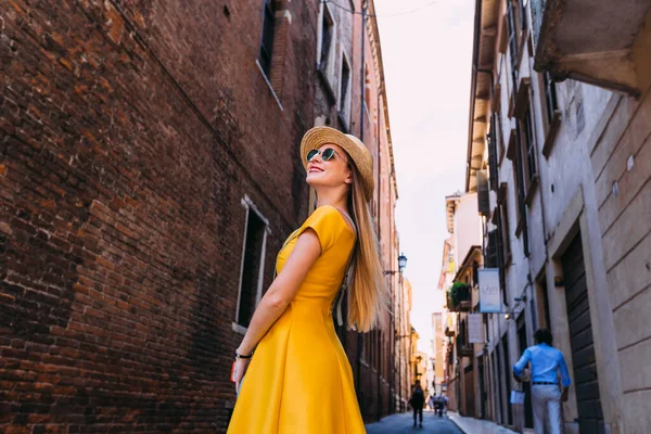 Стильные Девушки Желтом Платье Солнцезащитных Очках Смотрящие Здание Улыбающиеся Улица — стоковое фото