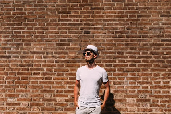 Guy Beard White Clothes Sunglasses Hold Hands Pockets Brick Wall — Stock Photo, Image