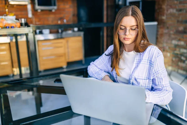 Bella Donna Felice Che Lavora Sul Computer Portatile Casa Concetto — Foto Stock