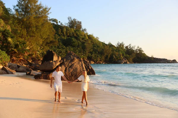 小两口在暑假期间在白色的沙滩上 幸福的情侣享受异国风情岛度蜜月 — 图库照片