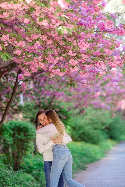 在春天的公园里 年轻貌美的一对男女拥抱在一起 玩得很开心 — 图库照片