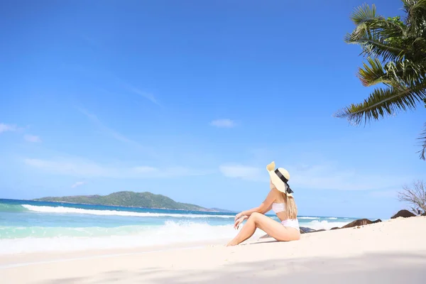 暑假时尚理念 沙滩上戴太阳帽的日光浴女性 — 图库照片