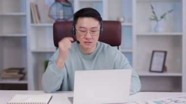 Genç işadamı masa başında oturup web kamerasında konuşur video görüşmesi yapar ya da müşteriyle konuşur, milenyum erkek koçu ya da antrenörü motive eder çevrimiçi eğitim kursları, internet üzerinden çekim yapar.
