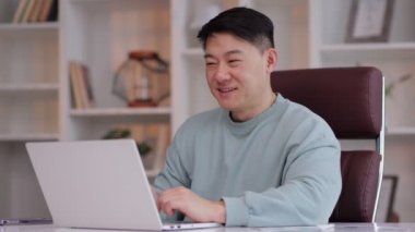 Genç Asyalı işçi görevi çözdükten sonra dinleniyor.