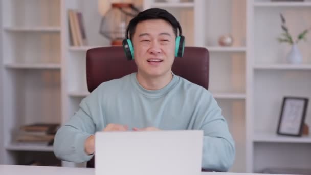 Vicces Boldog Ember Fülhallgatót Visel Asztalnál Modern Irodában Izgatott Alkalmazott — Stock videók