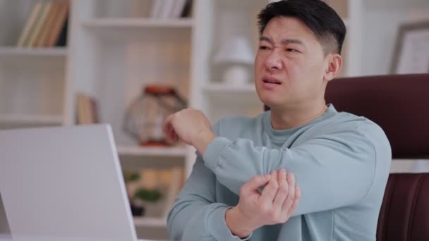肘に痛みがある コンピュータ職場のアジア人男性と肘関節の痛みと不快感を経験しています 関節炎 関節症 関節炎の概念 肘の痛み — ストック動画