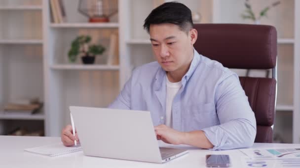 Junger Mann Arbeitet Laptop Modernen Büro Und Schreibt Notizen — Stockvideo
