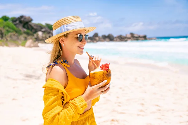 Aantrekkelijk Blond Meisje Met Kokosnoot Drankje Met Een Rietje Weg — Stockfoto