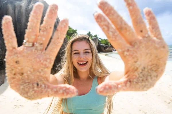 夏天的海滩 快乐的女孩在沙滩上玩耍 手拿开 — 图库照片