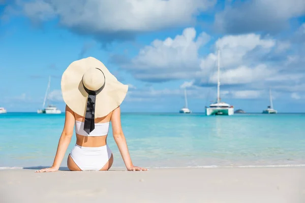 女子比基尼热带海滩背景 在棕榈树下晒太阳的美女模特 暑假海滩度假 假日及海上旅行 — 图库照片