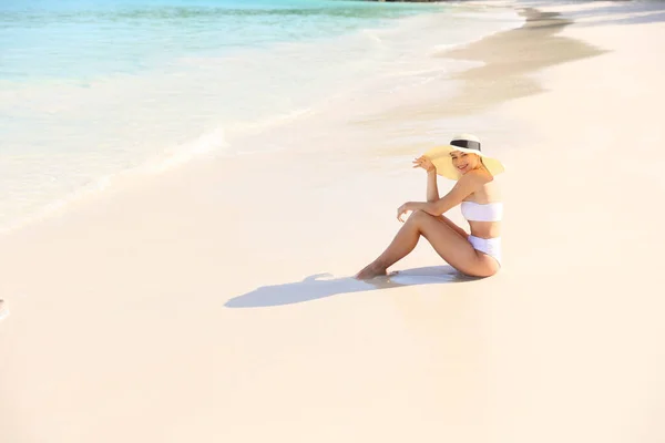Mulher Esbelta Feliz Bonita Sentada Mar Vibrações Verão — Fotografia de Stock