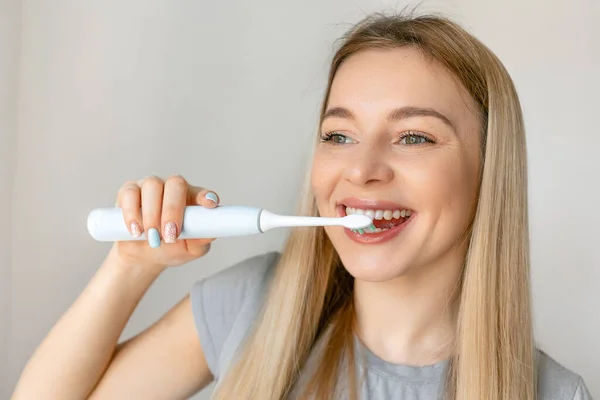 Gadis Bahagia Menyikat Gigi Kecantikan Menggunakan Sikat Gigi Salin Ruang — Stok Foto