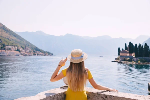 Fată Turistică Rochie Galbenă Care Bucură Vedere Lac Muntenegru — Fotografie, imagine de stoc