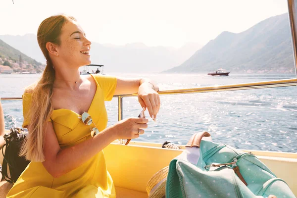 Mulher Bonita Vestido Amarelo Sentado Barco Praia Estilo Verão — Fotografia de Stock