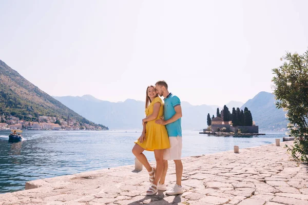 Feliz Casal Romântico Abraçando Enquanto Caminhava Pelo Mar Durante Férias — Fotografia de Stock
