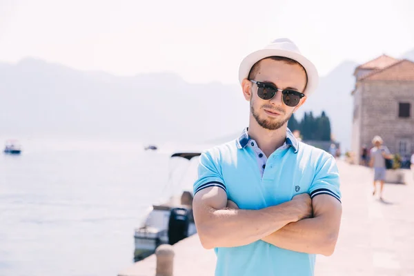 Yatı Olan Marina Yakınlarında Şapka Takan Yakışıklı Bir Adam Fotokopi — Stok fotoğraf