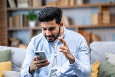 Çekici, neşeli, hayalperest adam dua ederken şans diledi. Mutlu sakallı adam iyi haberleri duymayı bekler, rüyalarının gerçekleştiğine sevinir. Heyecan konsepti. Şanslısın.