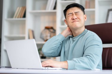 Bin yıllık bir boyun ağrısı olan stresli adam yorgun. Erkek masaj dokunmadan boyun, Resepsiyon çalışma oturan veya kapalı eğitim, rahatsızlık acı sedanter overworking kavramı saatlik uzun