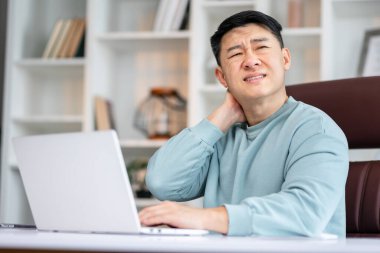 Bin yıllık bir boyun ağrısı olan stresli adam yorgun. Erkek masaj dokunmadan boyun, Resepsiyon çalışma oturan veya kapalı eğitim, rahatsızlık acı sedanter overworking kavramı saatlik uzun