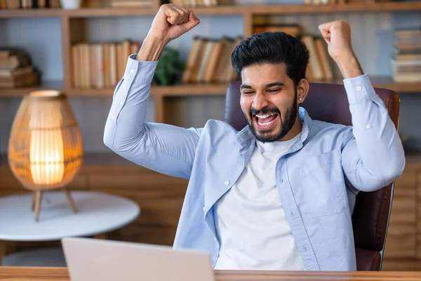 Heyecanlı Hintli Adamı Dizüstü Bilgisayara Bakıp Zaferi Evet Hareketiyle Kutluyor — Stok fotoğraf