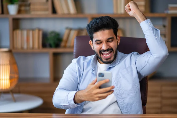 Ofiste Akıllı Telefon Kullanan Yakışıklı Çok Mutlu Heyecanlı Kazanan Yüz — Stok fotoğraf