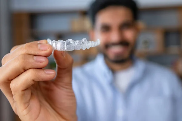 Man Toont Een Onzichtbare Siliconen Uitlijning Voor Tandheelkundige Correctie Mannelijke — Stockfoto