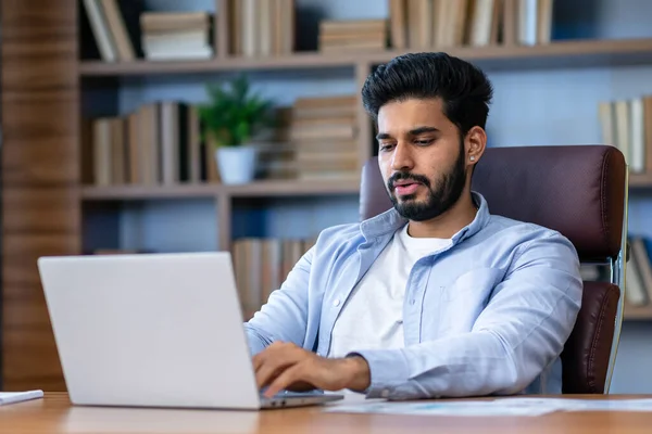 Jovem Empresário Indiano Ceo Executivo Sentado Mesa Usando Laptop Escritório — Fotografia de Stock