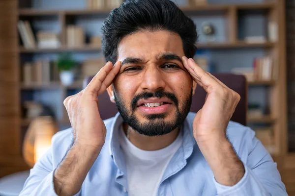 ストレスが原因で頭の中で痛みのために手で事務所で働くビジネスマン 片頭痛 — ストック写真