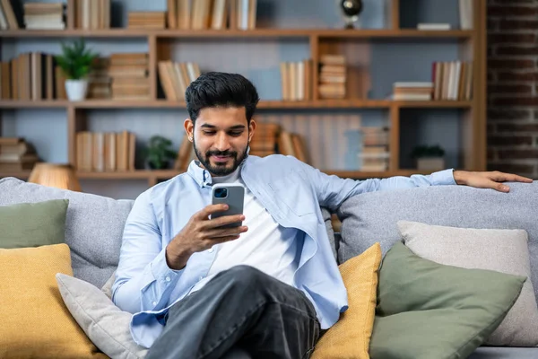Genç Hintli Adam Elinde Cep Telefonu Uygulamalarını Kullanarak Akıllı Telefon — Stok fotoğraf
