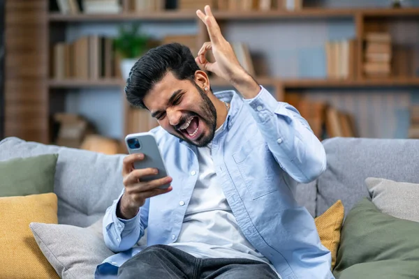Zaskoczony Szczęśliwy Człowiek Trzymając Telefon Patrząc Komórkę Czytać Dobre Wieści — Zdjęcie stockowe