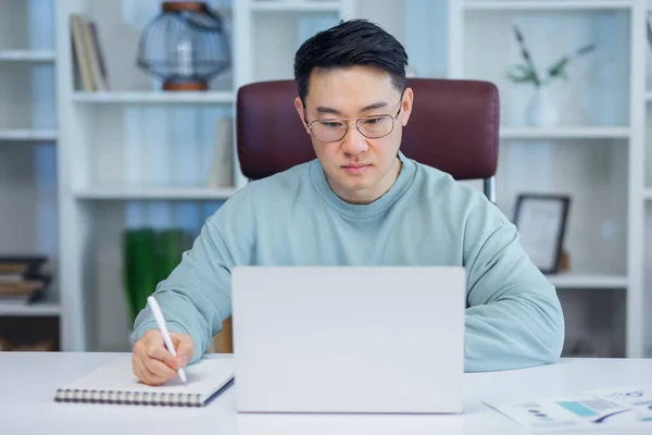 Сосредоточенный Молодой Азиатский Бизнесмен Изучает Онлайн Смотреть Подкаст Вебинар Ноутбуке — стоковое фото