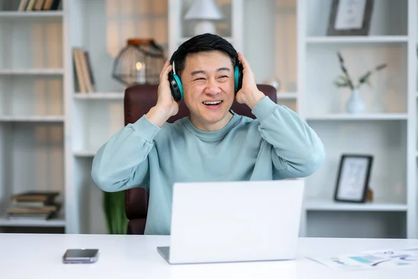 Funny Overjoyed Businessman Wearing Headphones Sitting Desk Modern Office Excited — Stock Photo, Image