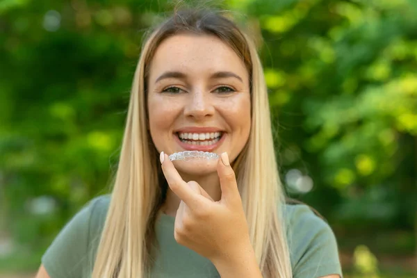 Close Woman Hand Menempatkan Transparent Aligner Teeth — Stok Foto