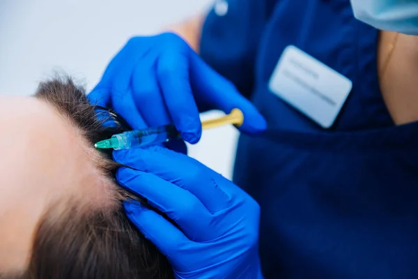 Klient Otrzymujący Leczenie Włosów Salonie Kosmetycznym Klient Przechodzi Sesję Mezoterapii — Zdjęcie stockowe