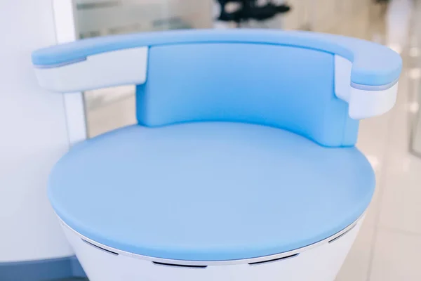 Современное Больничное Лобби Синим Креслом Пациента Ожидающего Встречи Врачом — стоковое фото