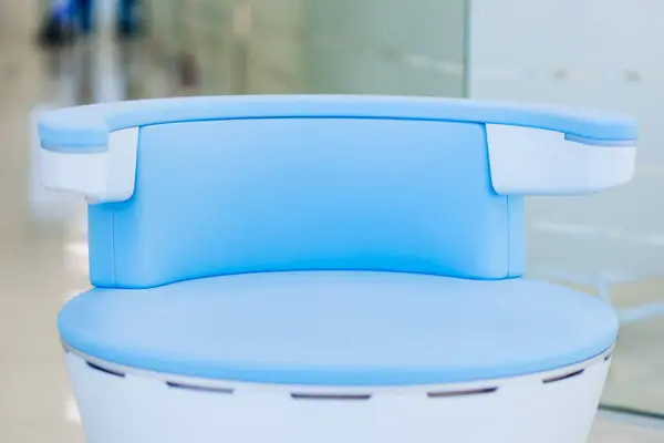 Nowoczesne Lobby Szpitalne Niebieskim Krzesłem Dla Pacjenta Czekającego Wizytę Lekarza — Zdjęcie stockowe