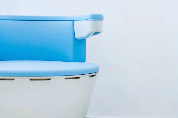 Современное Больничное Лобби Синим Креслом Пациента Ожидающего Встречи Врачом — стоковое фото