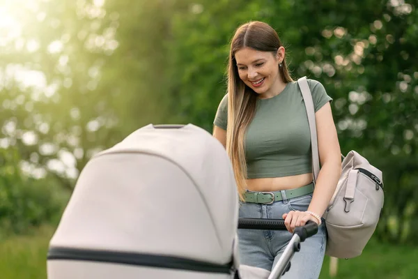 Jonge Moeder Wandelen Met Haar Baby Wandelwagen Park Zonnige Dag — Stockfoto