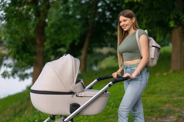 Familie Kind Ouderschap Concept Gelukkige Moeder Met Wandelwagen Park Buurt — Stockfoto