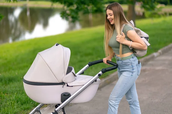 Lachende Vrouw Met Kinderwagen Loopt Door Het Park Buurt Van — Stockfoto