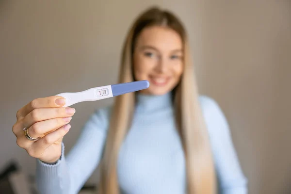 Gezondheidszorg Concept Close Van Gelukkige Vrouw Houden Tonen Zwangerschapstest — Stockfoto